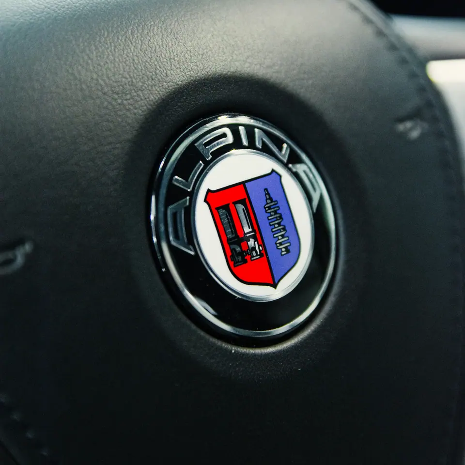 Emblemat na kierownicy – BMW Alpina XB7, detailing, studio Premium-Auto Szczecin