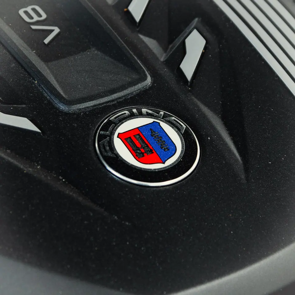 Emblemat Alpina na masce – BMW Alpina XB7, detailing, studio Premium-Auto Szczecin