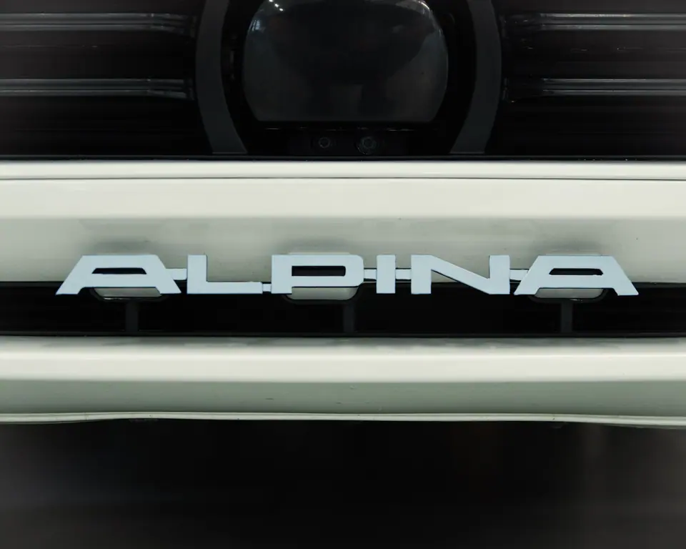 Napis Alpina z tyłu – BMW Alpina XB7, detailing, studio Premium-Auto Szczecin