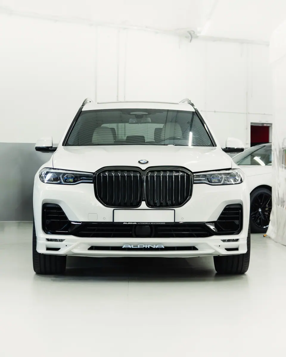 Przód auta w studiu – BMW Alpina XB7, detailing, studio Premium-Auto Szczecin