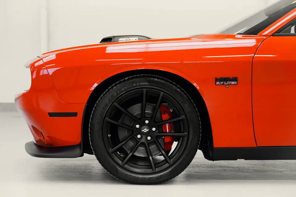Koło i bok auta – Dodge Challenger R/T Shaker, detailing, studio Premium-Auto Szczecin