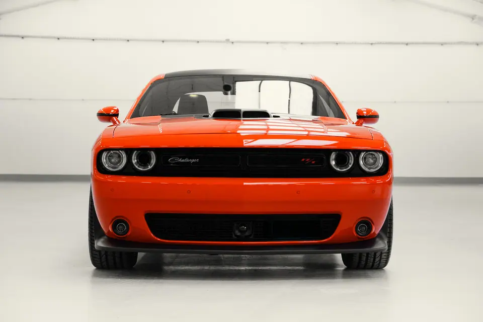 Przód auta na wprost – Dodge Challenger R/T Shaker, detailing, studio Premium-Auto Szczecin