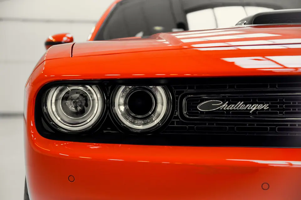 Reflektor i napis Challenger – Dodge Challenger R/T Shaker, detailing, studio Premium-Auto Szczecin