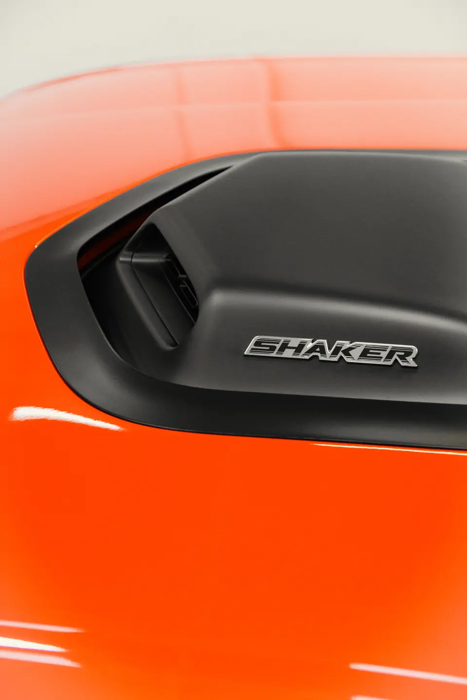 Wlot Shaker na masce – Dodge Challenger R/T Shaker, detailing, studio Premium-Auto Szczecin