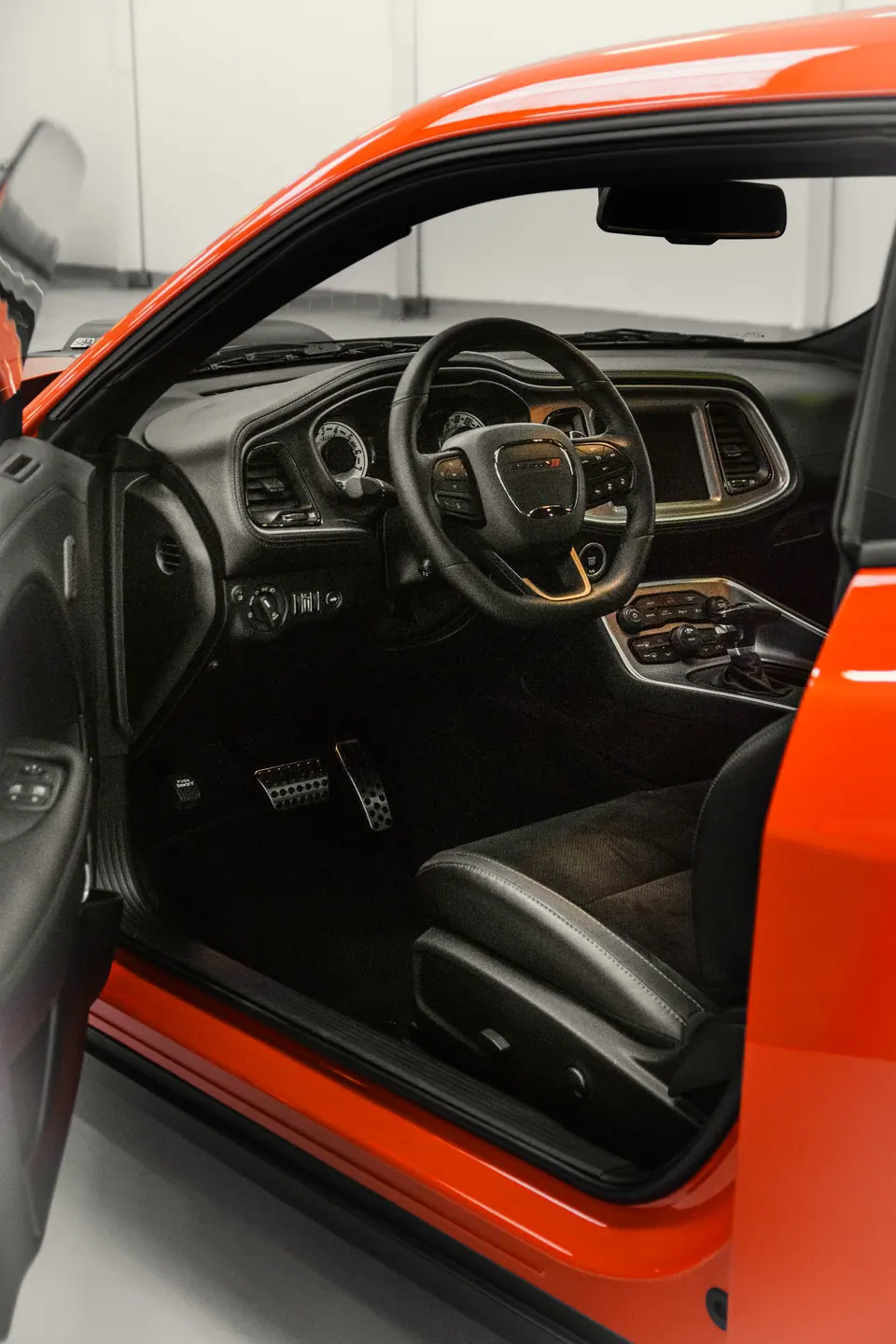 Wnętrze przez otwarte drzwi – Dodge Challenger R/T Shaker, detailing, studio Premium-Auto Szczecin