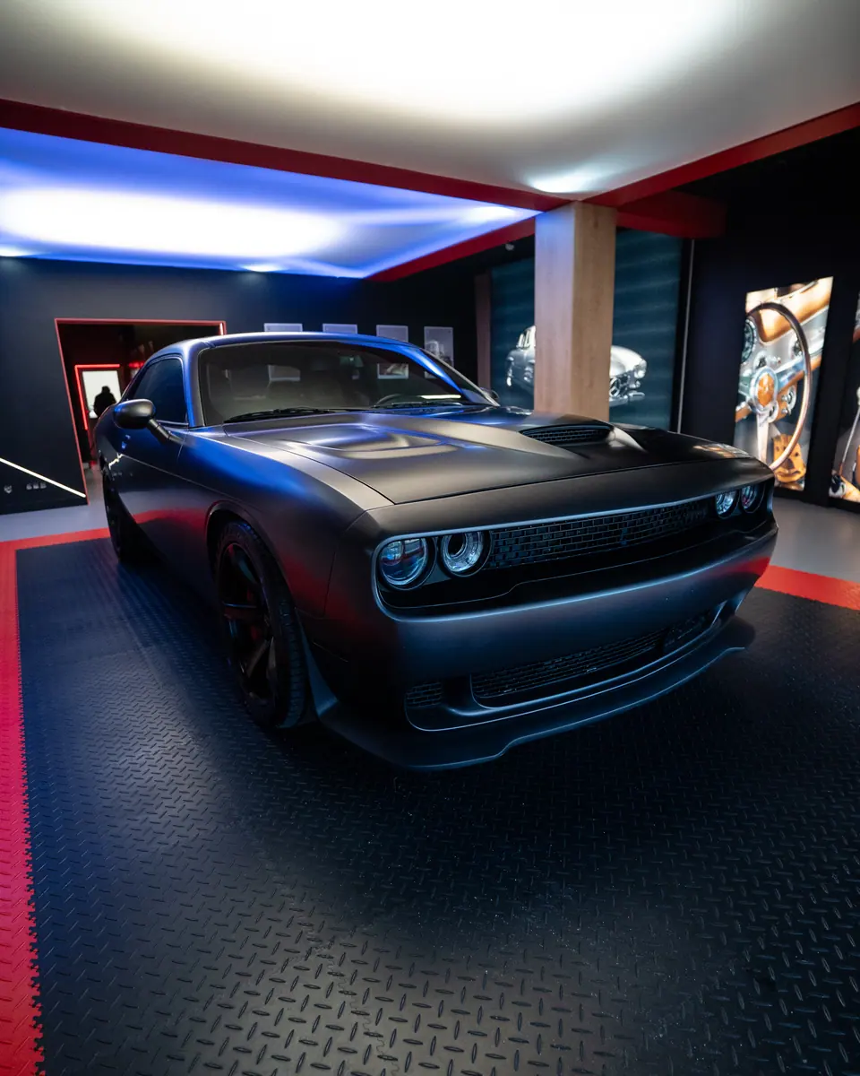 Przód auta w showroomie – Dodge Challenger (czarny mat), detailing, showroom Premium-Auto Szczecin