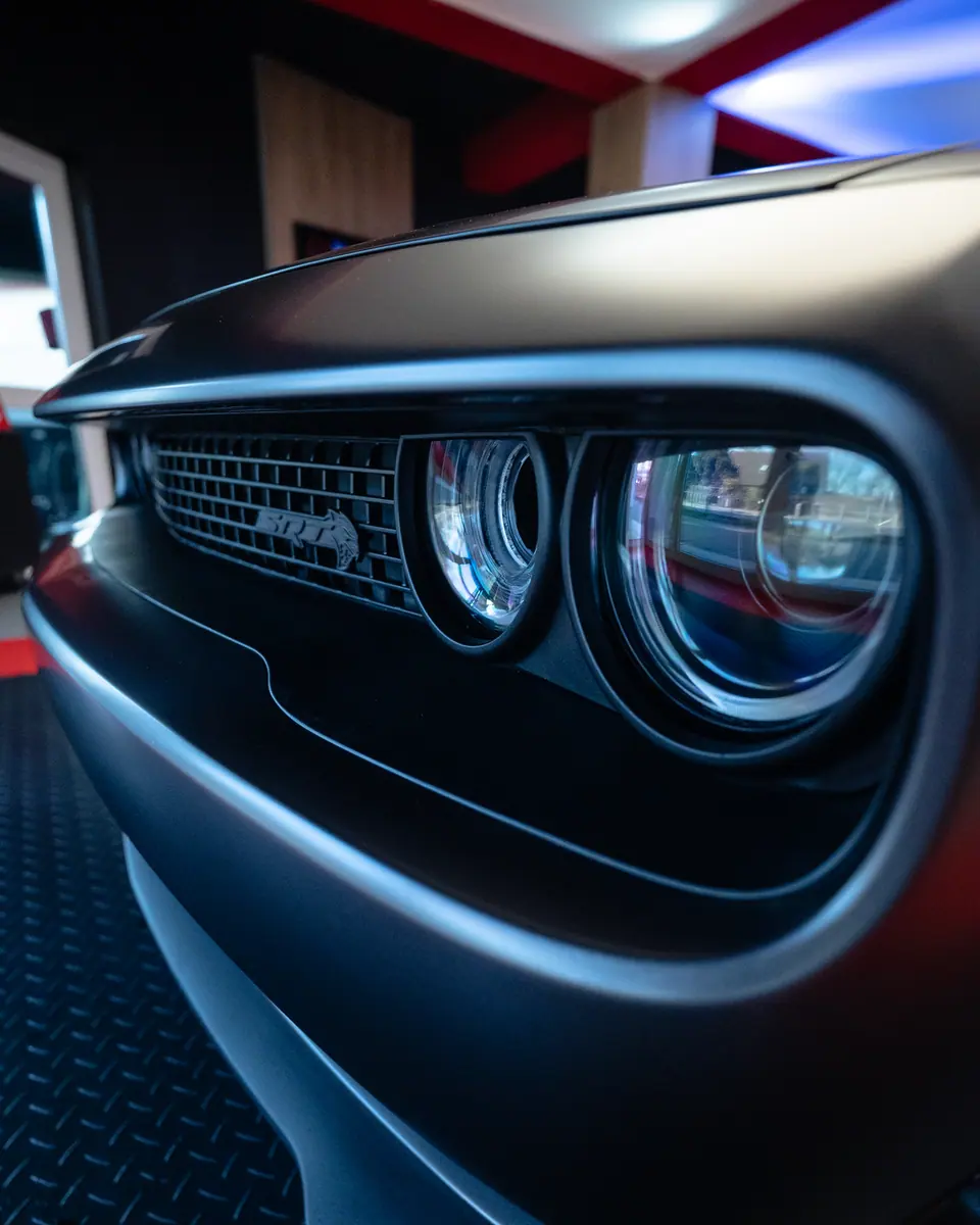 Reflektor i grill – Dodge Challenger (czarny mat), detailing, showroom Premium-Auto Szczecin