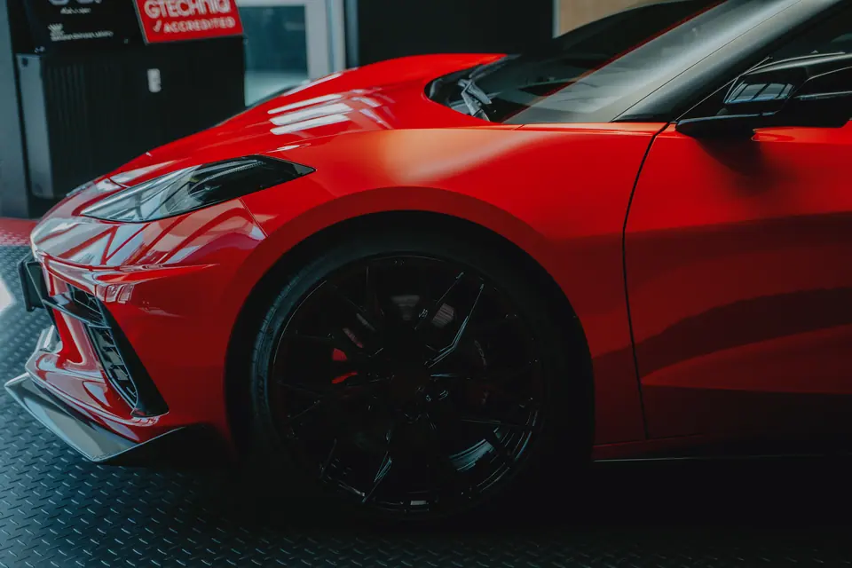 Bok auta, w tle tablica Gtechniq Accredited – Chevrolet Corvette C8, detailing, showroom Premium-Auto Szczecin