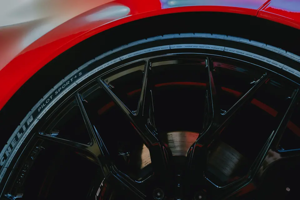 Felga i opona – Chevrolet Corvette C8, detailing, showroom Premium-Auto Szczecin