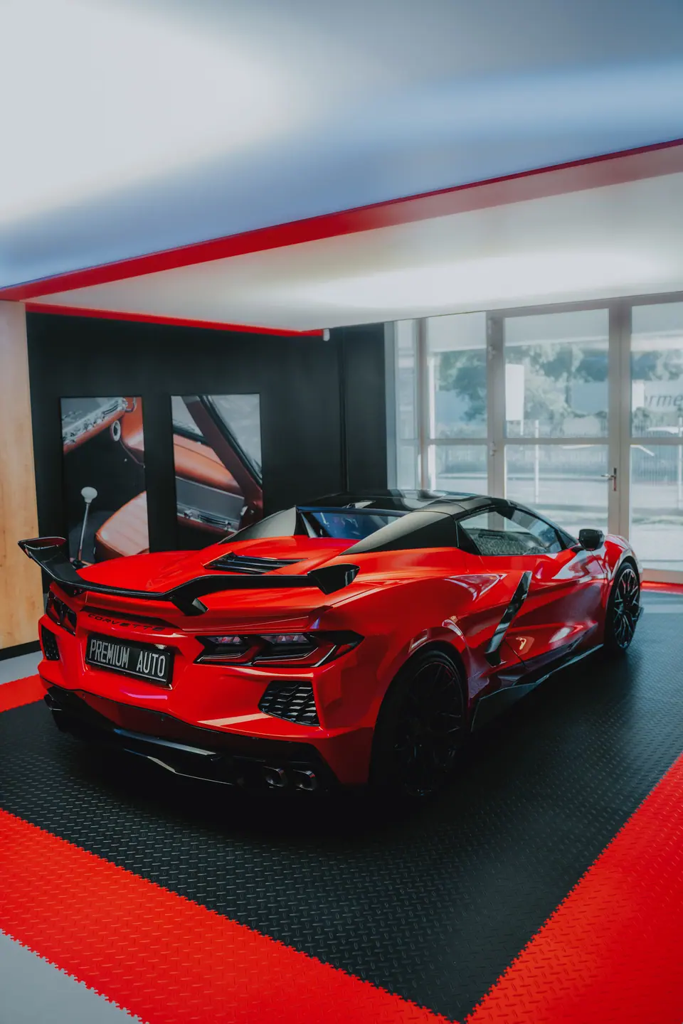 Corvette w showroomie od przodu – Chevrolet Corvette C8, detailing, showroom Premium-Auto Szczecin