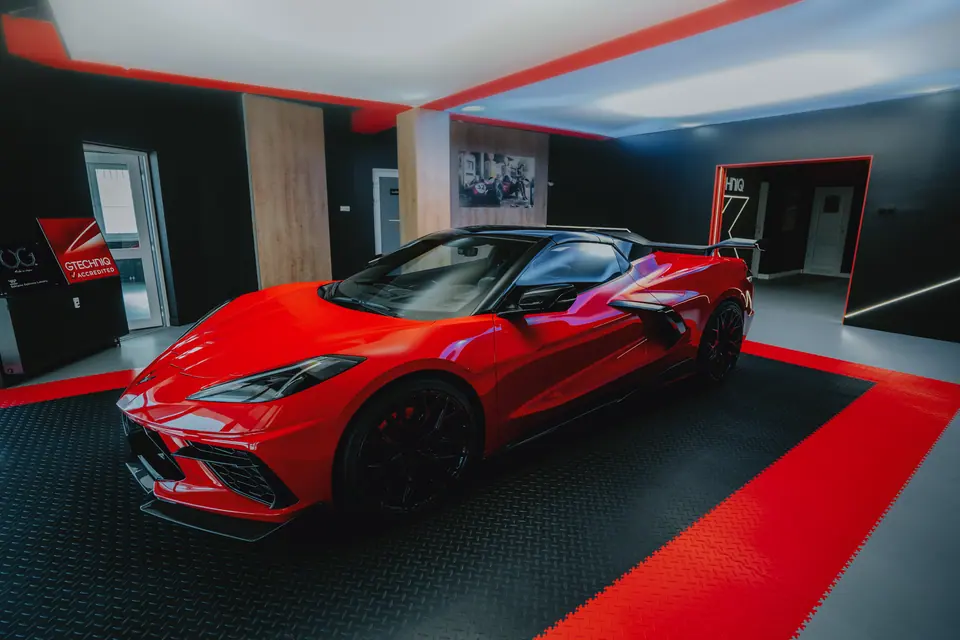 Corvette w showroomie, szerokie ujęcie – Chevrolet Corvette C8, detailing, showroom Premium-Auto Szczecin