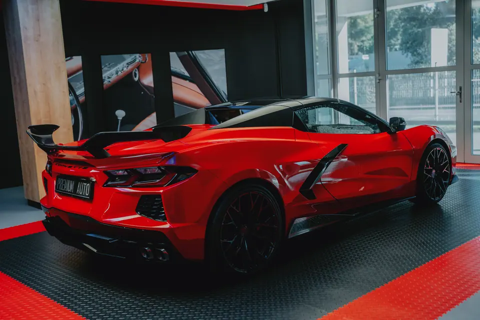 Tył Corvette w showroomie – Chevrolet Corvette C8, detailing, showroom Premium-Auto Szczecin