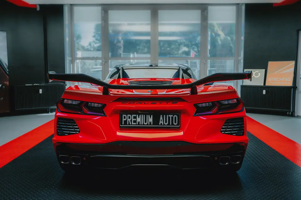 Tył Corvette z tablicą Premium Auto – Chevrolet Corvette C8, detailing, showroom Premium-Auto Szczecin