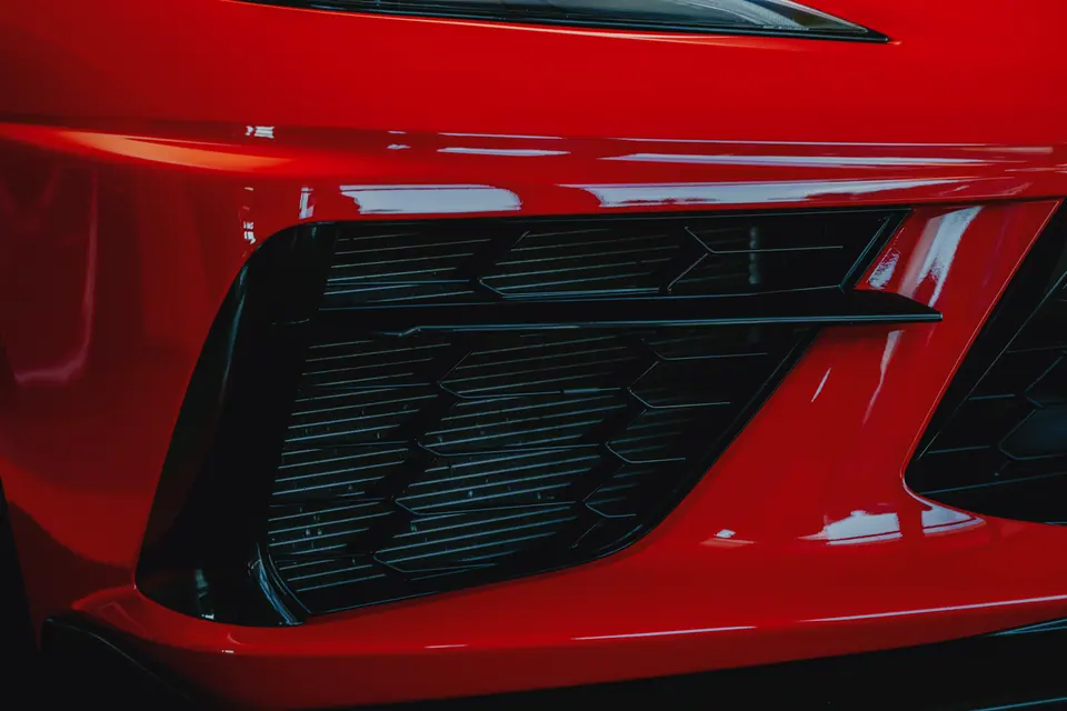 Boczny wlot – Chevrolet Corvette C8, detailing, showroom Premium-Auto Szczecin