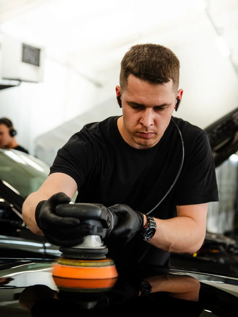 Detailer z polerką – auto klienta, korekta lakieru i aplikacja powłoki, studio Premium-Auto Szczecin