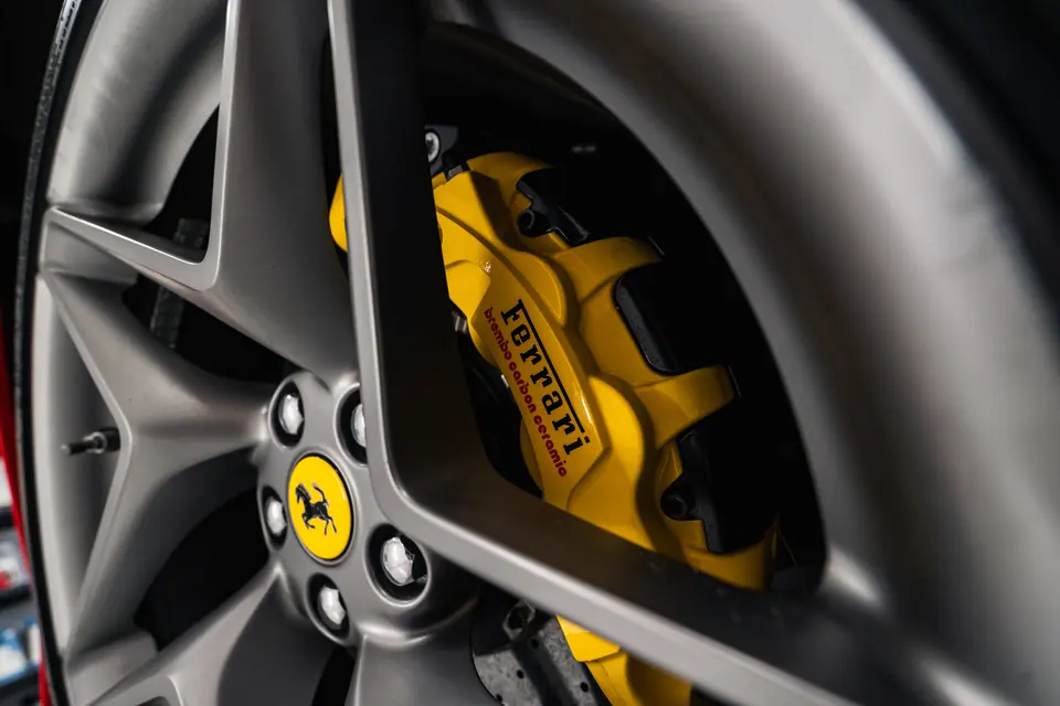 Felga i zacisk – Ferrari F8 Tributo, detailing, studio Premium-Auto Szczecin