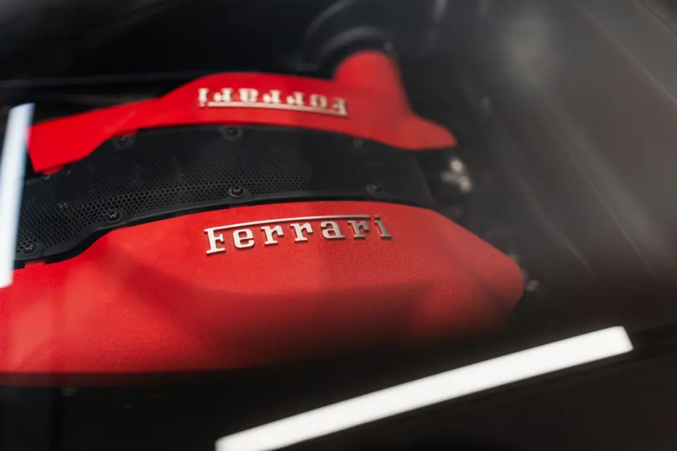 Napis Ferrari na pokrywie silnika – Ferrari F8 Tributo, detailing, studio Premium-Auto Szczecin