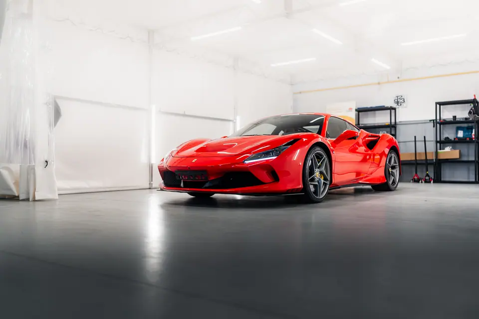 Przód auta pod kątem w studiu – Ferrari F8 Tributo, detailing, studio Premium-Auto Szczecin