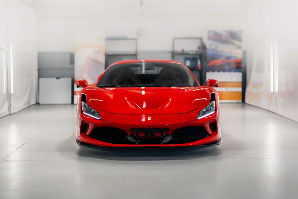 Przód auta na wprost w studiu: Ferrari F8 Tributo, detailing. Studio Premium-Auto w Szczecinie, ok. 30 km od miejscowości Gryfino