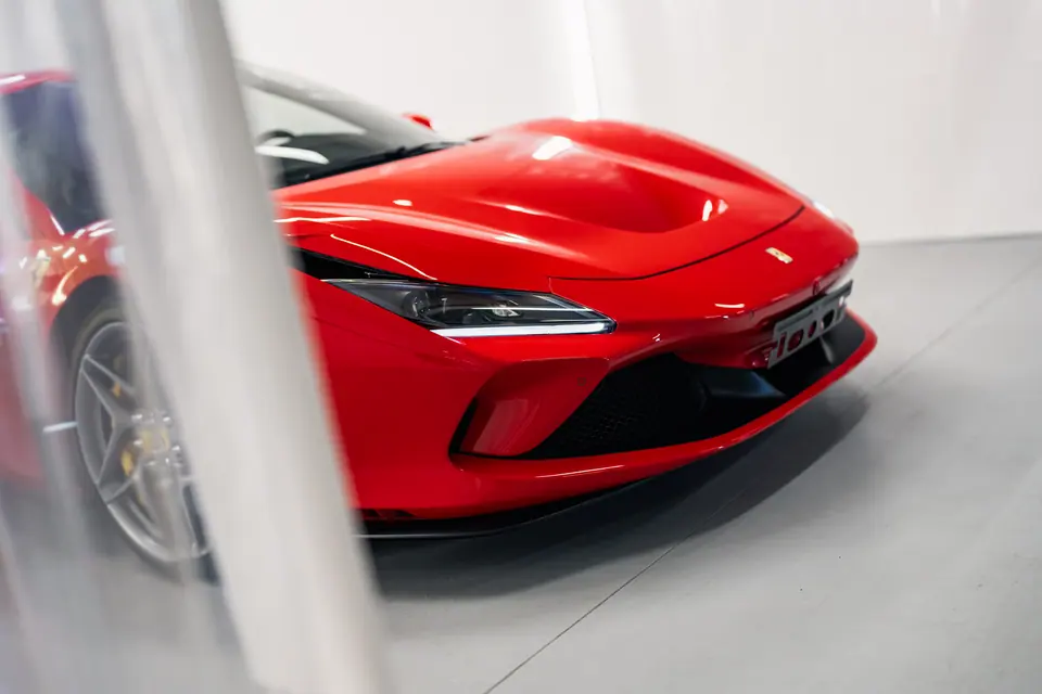 Przód auta w świetle – Ferrari F8 Tributo, detailing, studio Premium-Auto Szczecin