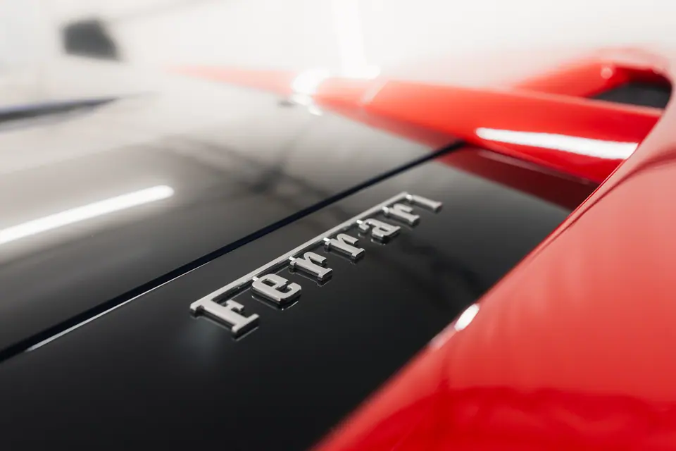 Szyba nad silnikiem – Ferrari F8 Tributo, detailing, studio Premium-Auto Szczecin