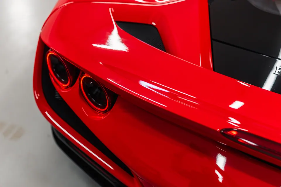 Tył auta i refleksy lakieru: Ferrari F8 Tributo, detailing. Studio Premium-Auto w Szczecinie, ok. 25 km od miejscowości Police