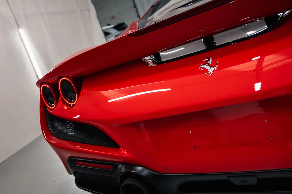 Refleksy na tylnej części – Ferrari F8 Tributo, detailing, studio Premium-Auto Szczecin