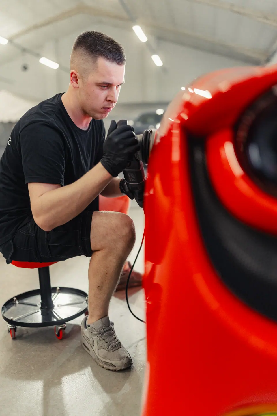Detailer podczas korekty lakieru – Ferrari, korekta lakieru i polerowanie, studio Premium-Auto Szczecin