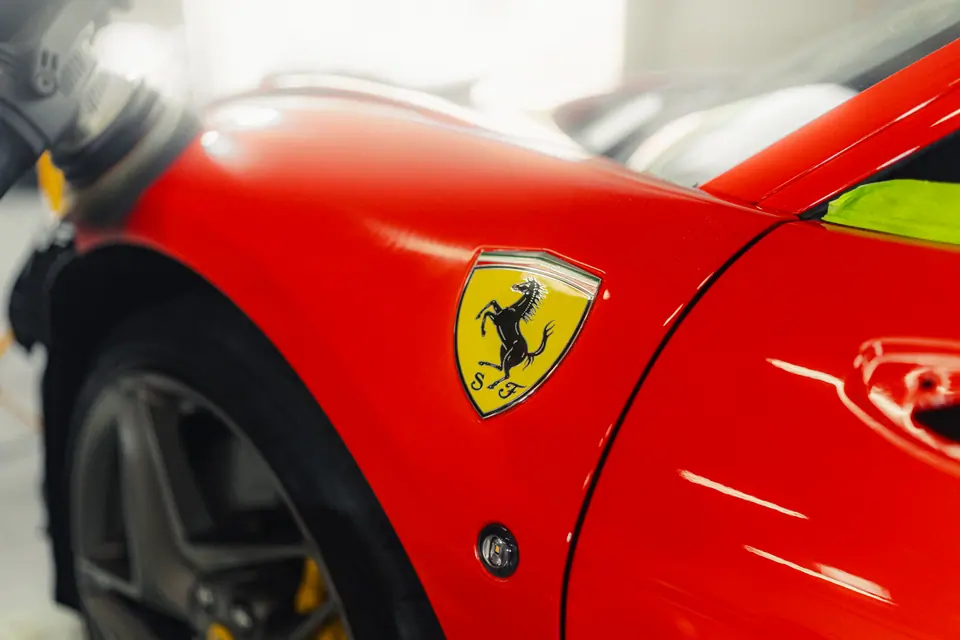Maskowanie taśmą przed korektą – Ferrari, korekta lakieru i polerowanie, studio Premium-Auto Szczecin