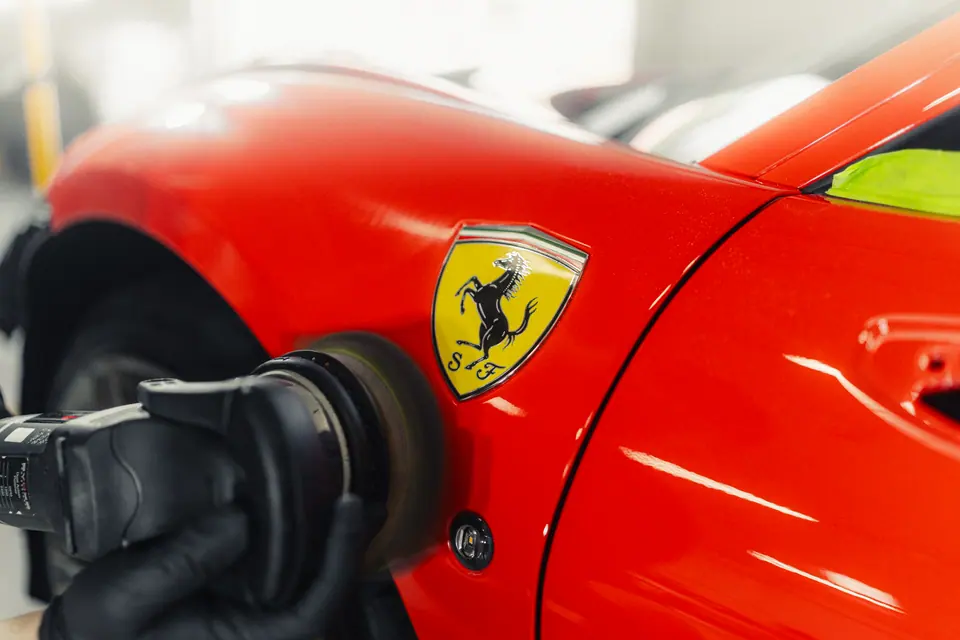Polerka na błotniku: Ferrari, korekta lakieru i polerowanie. Studio Premium-Auto w Szczecinie, ok. 25 km od miejscowości Police