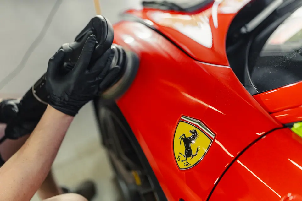 Polerowanie błotnika maszyną: Ferrari, korekta lakieru i polerowanie. Studio Premium-Auto w Szczecinie, ok. 31 km od miejscowości Stargard