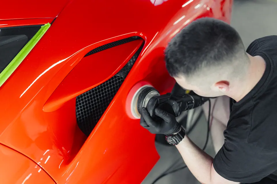 Polerowanie boku auta – Ferrari, korekta lakieru i polerowanie, studio Premium-Auto Szczecin
