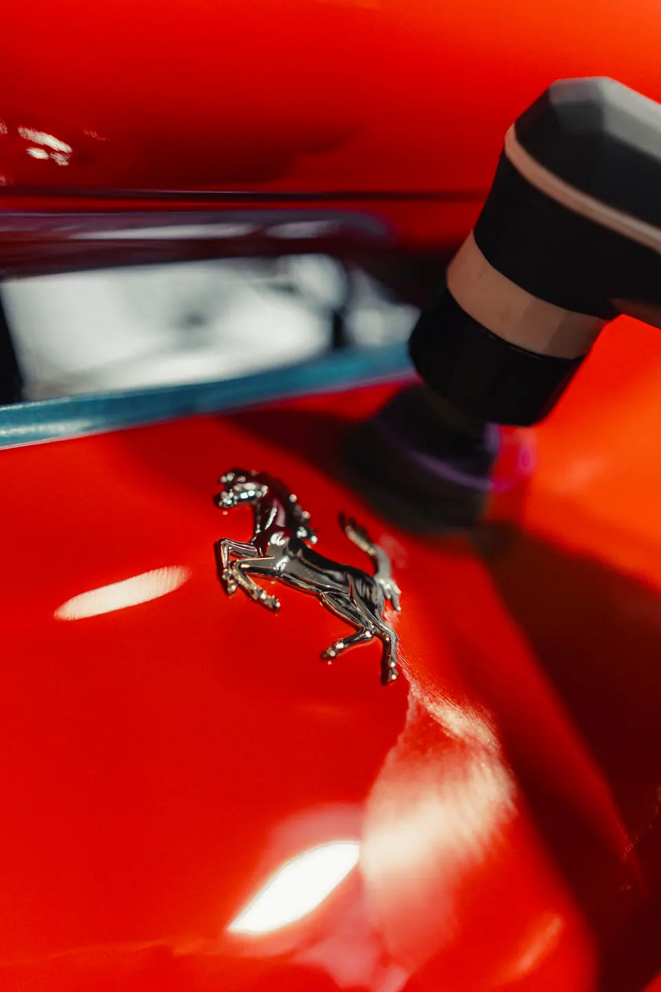 Polerowanie wokół emblematu – Ferrari, korekta lakieru i polerowanie, studio Premium-Auto Szczecin