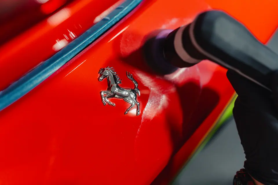 Polerowanie przy emblemacie – Ferrari, korekta lakieru i polerowanie, studio Premium-Auto Szczecin