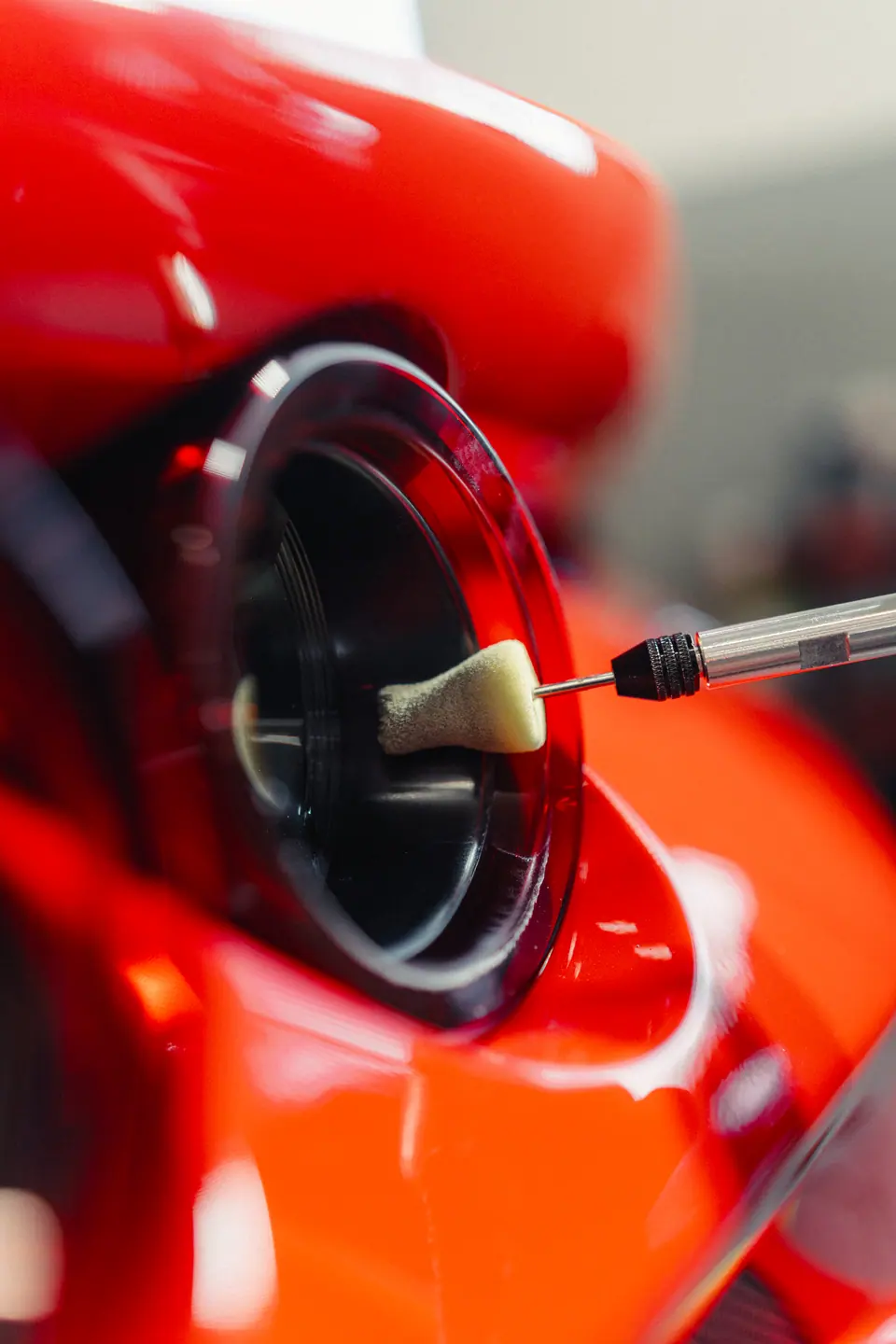 Polerowanie przy tylnej lampie: Ferrari, korekta lakieru i polerowanie. Studio Premium-Auto w Szczecinie, ok. 22 km od miejscowości Goleniów