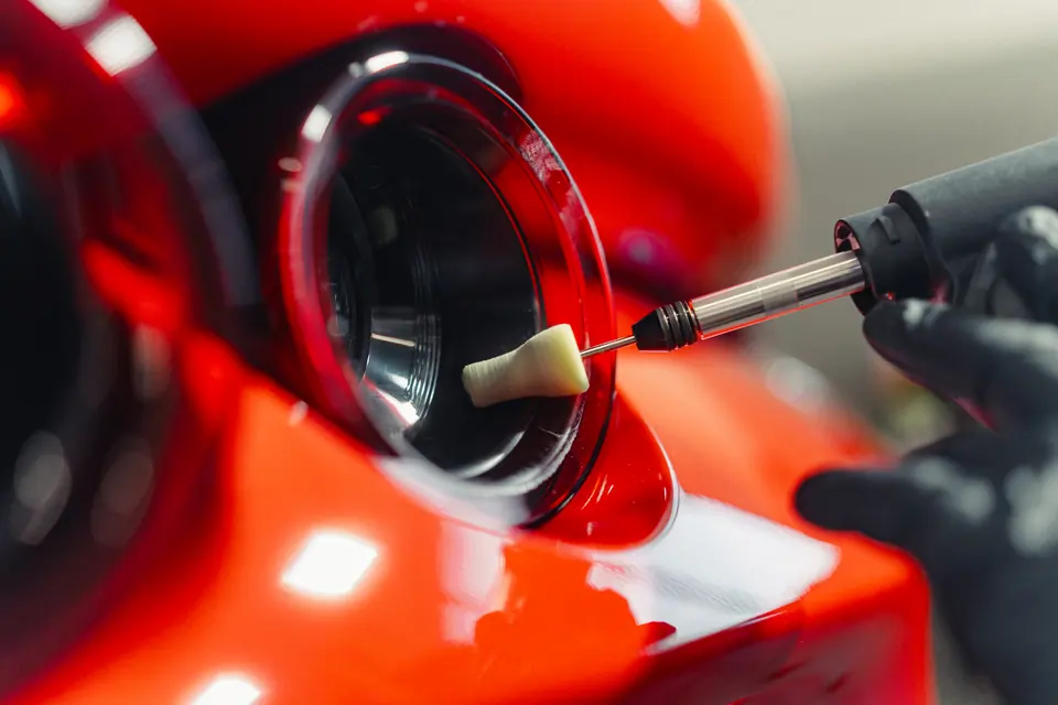 Makro polerowania lampy – Ferrari, korekta lakieru i polerowanie, studio Premium-Auto Szczecin