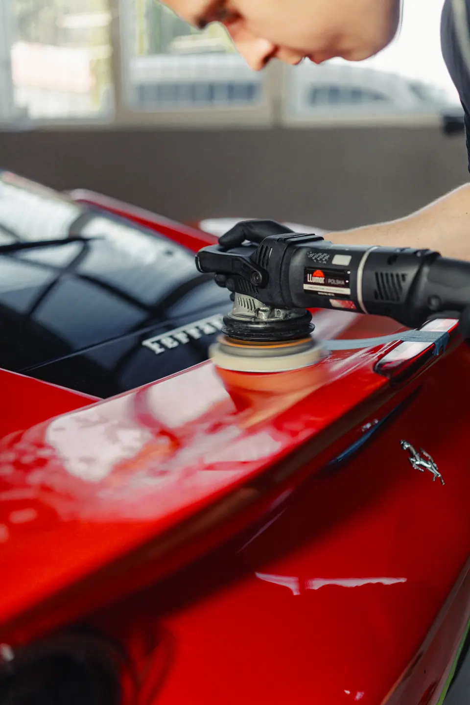 Polerowanie maski – Ferrari, korekta lakieru i polerowanie, studio Premium-Auto Szczecin