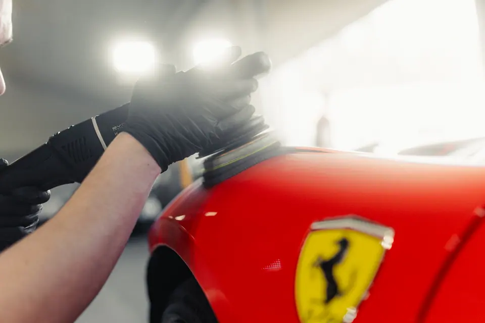 Polerowanie w świetle inspekcyjnym – Ferrari, korekta lakieru i polerowanie, studio Premium-Auto Szczecin