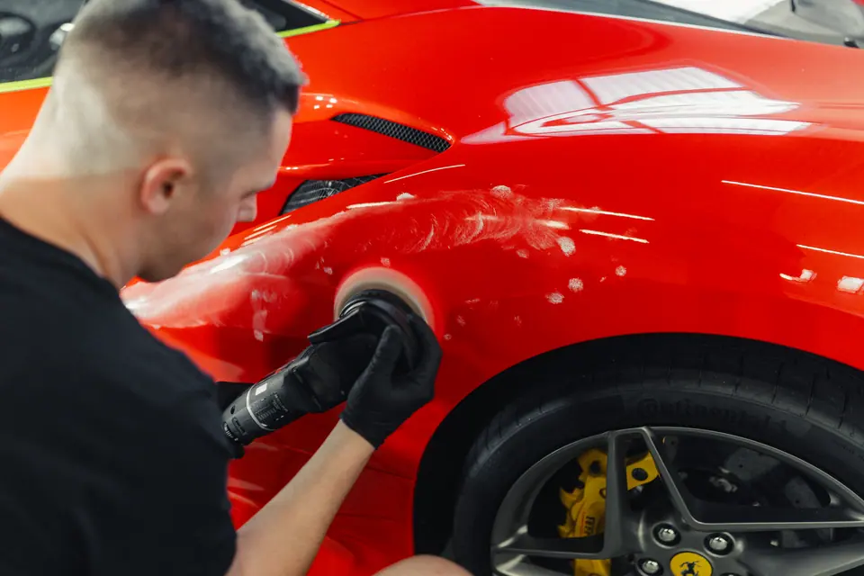 Polerowanie tylnego błotnika – Ferrari, korekta lakieru i polerowanie, studio Premium-Auto Szczecin