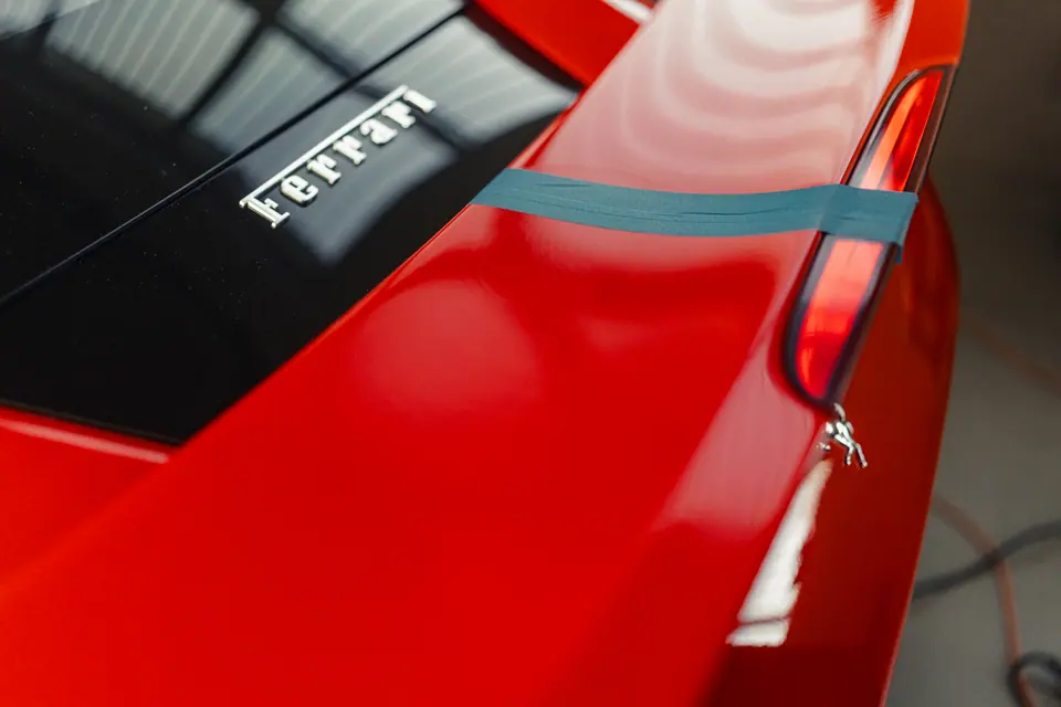 Taśma maskująca na tyle auta: Ferrari, korekta lakieru i polerowanie. Studio Premium-Auto w Szczecinie, ok. 31 km od miejscowości Stargard