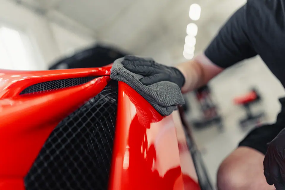 Kontrola po polerowaniu – Ferrari, korekta lakieru i polerowanie, studio Premium-Auto Szczecin