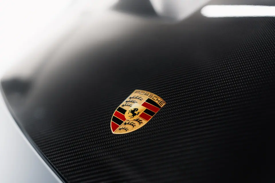 Emblemat Porsche na karbonie – Porsche 911 GT3 RS, detailing i zabezpieczenie lakieru, studio Premium-Auto Szczecin