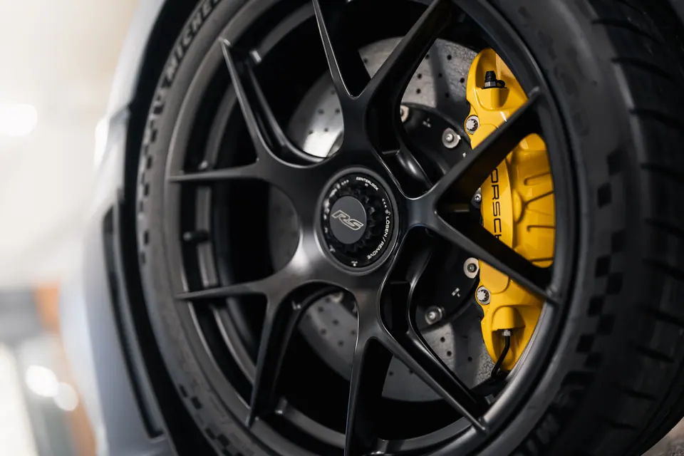 Felga z żółtym zaciskiem – Porsche 911 GT3 RS, detailing i zabezpieczenie lakieru, studio Premium-Auto Szczecin