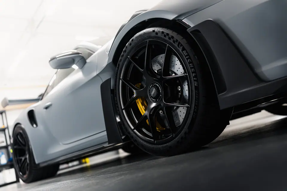Przednie koło i felga – Porsche 911 GT3 RS, detailing i zabezpieczenie lakieru, studio Premium-Auto Szczecin