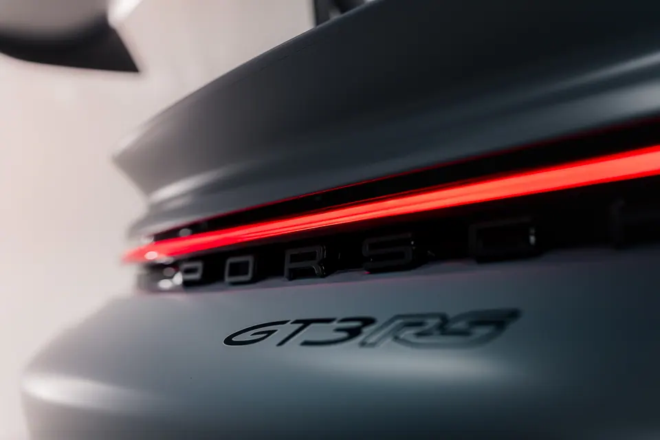Napis GT3 RS i pas świetlny – Porsche 911 GT3 RS, detailing i zabezpieczenie lakieru, studio Premium-Auto Szczecin