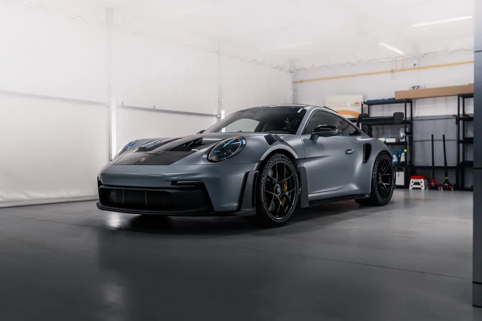 Przód auta w studiu pod kątem – Porsche 911 GT3 RS, detailing i zabezpieczenie lakieru, studio Premium-Auto Szczecin