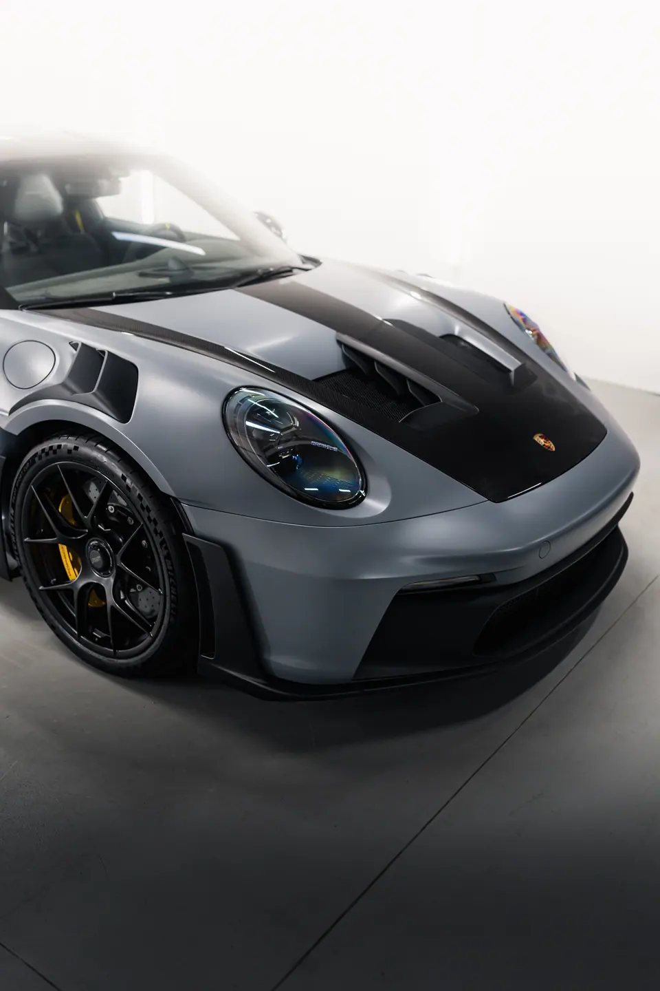 Przód i bok auta w studiu: Porsche 911 GT3 RS, detailing i zabezpieczenie lakieru w studiu Premium-Auto, Szczecin Dąbie