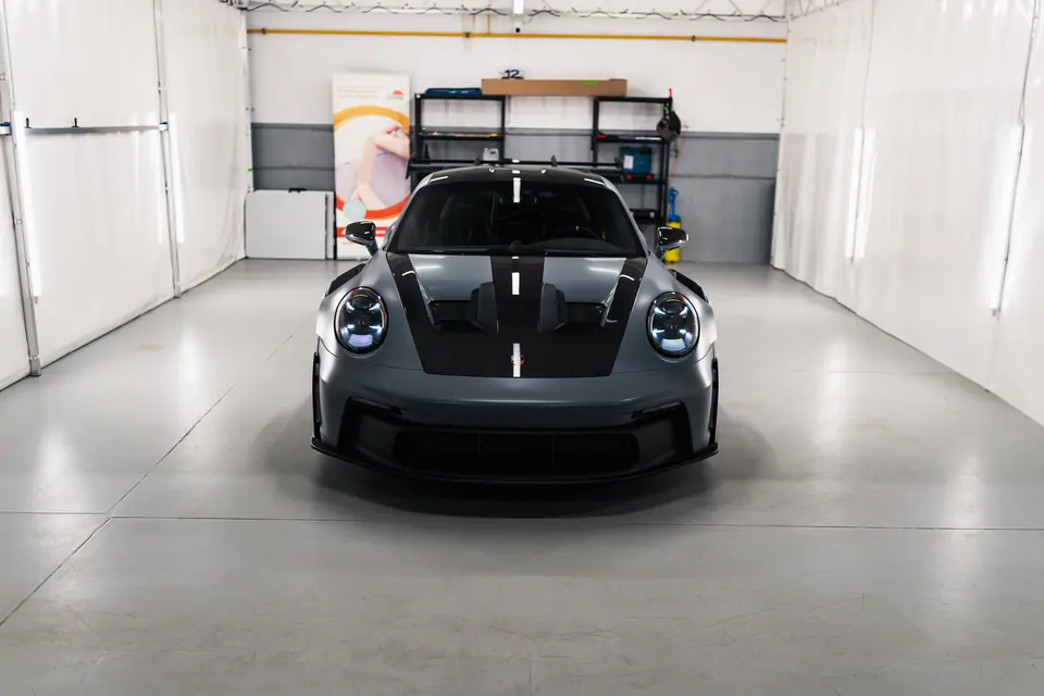 Szerokie ujęcie przodu w studiu – Porsche 911 GT3 RS, detailing i zabezpieczenie lakieru, studio Premium-Auto Szczecin