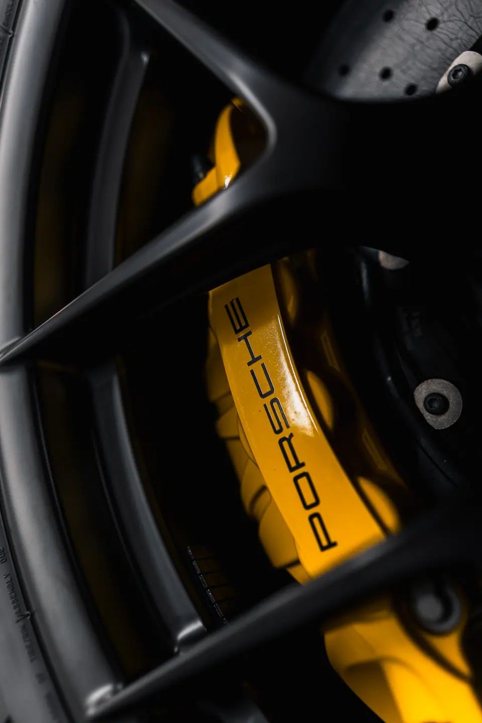 Żółty zacisk hamulcowy – Porsche 911 GT3 RS, detailing i zabezpieczenie lakieru, studio Premium-Auto Szczecin