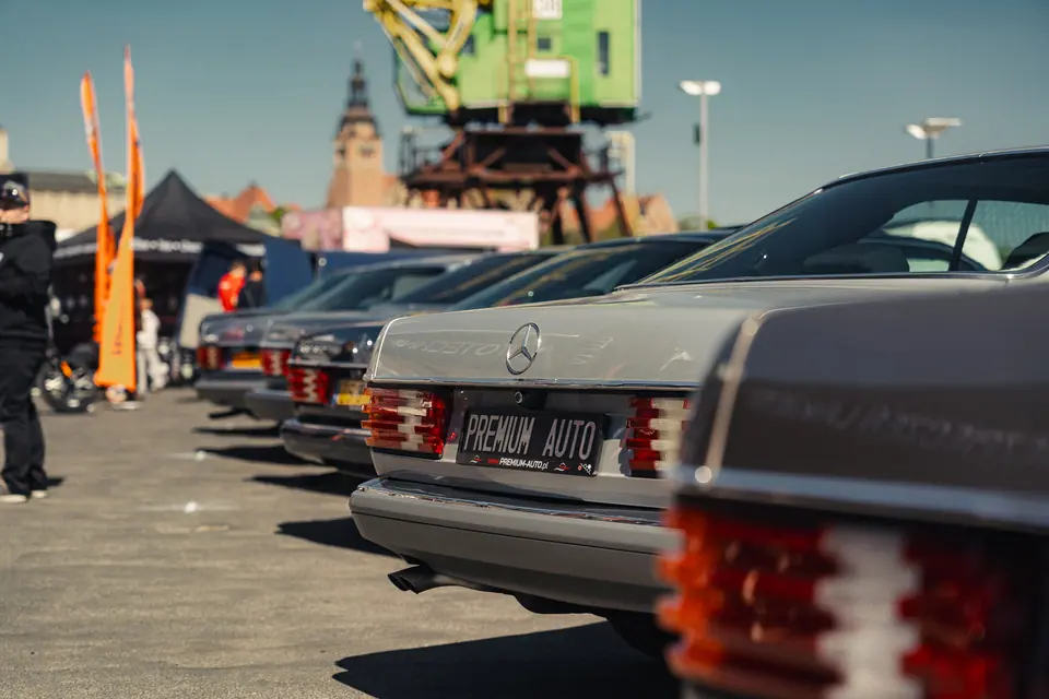 W126 SEC z tablicą Premium Auto – zlot Klasyczny Szczecin 2025, stoisko Centrum Zabezpieczeń Lakieru, Łasztownia, Szczecin